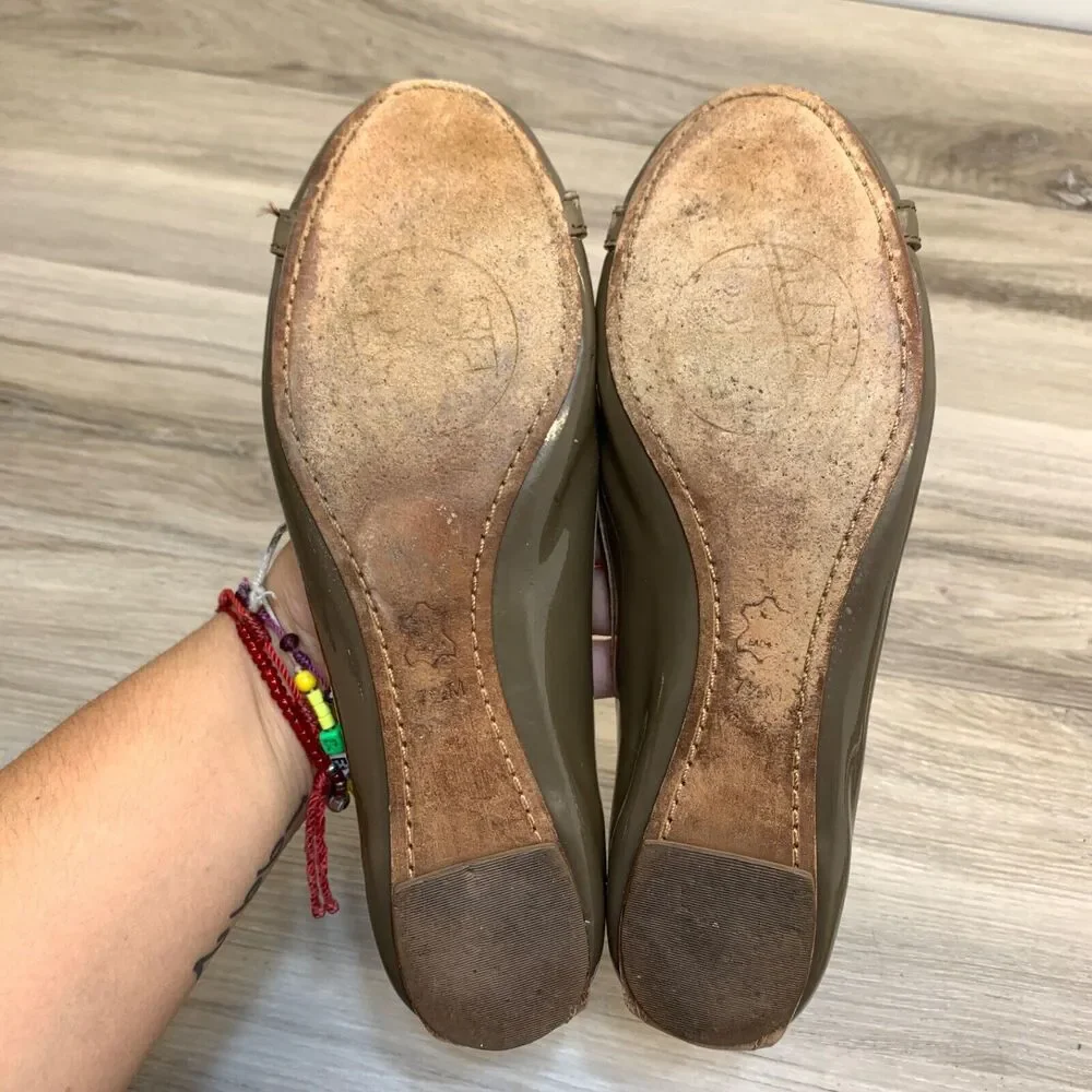 TORY BURCH‎ Gabriel Gold Medallion Logo Flats Glossy Dark Taupe Leather Size 7.5
